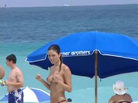 Gluren naar tieten op strand